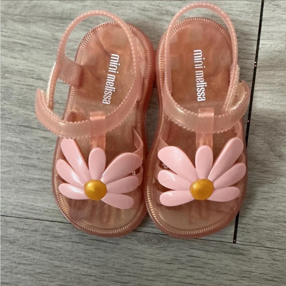 Mini Melissa reposhing this